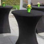 Statafels met zwarte kokerrokken